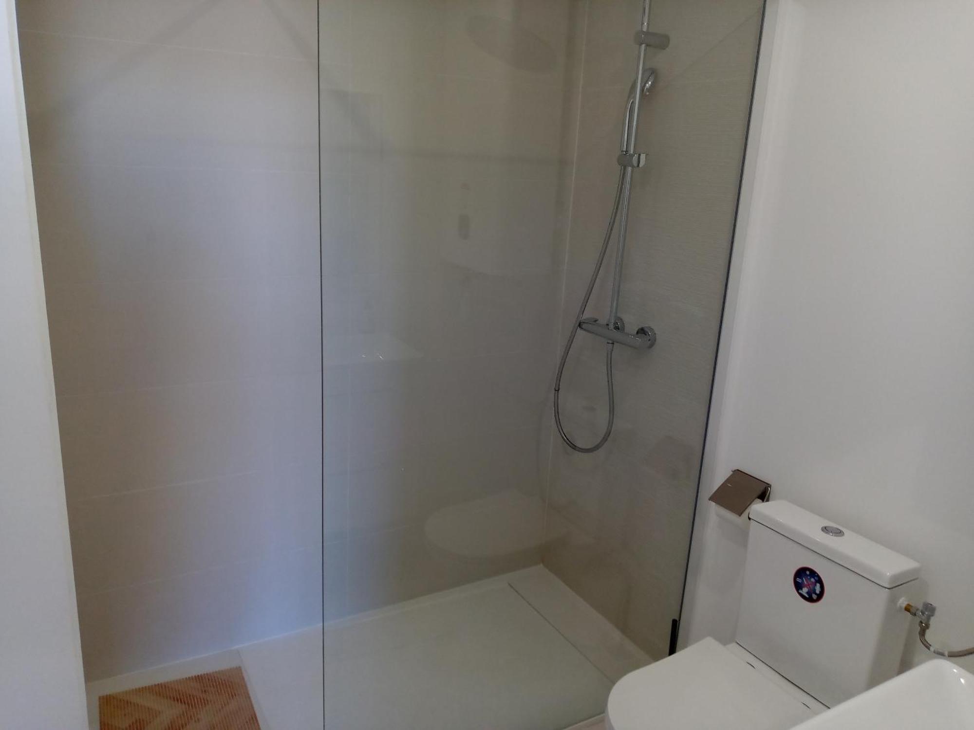 La Plaine Cours Julien: Private Room in Lively Marseille Apartment Room photo
